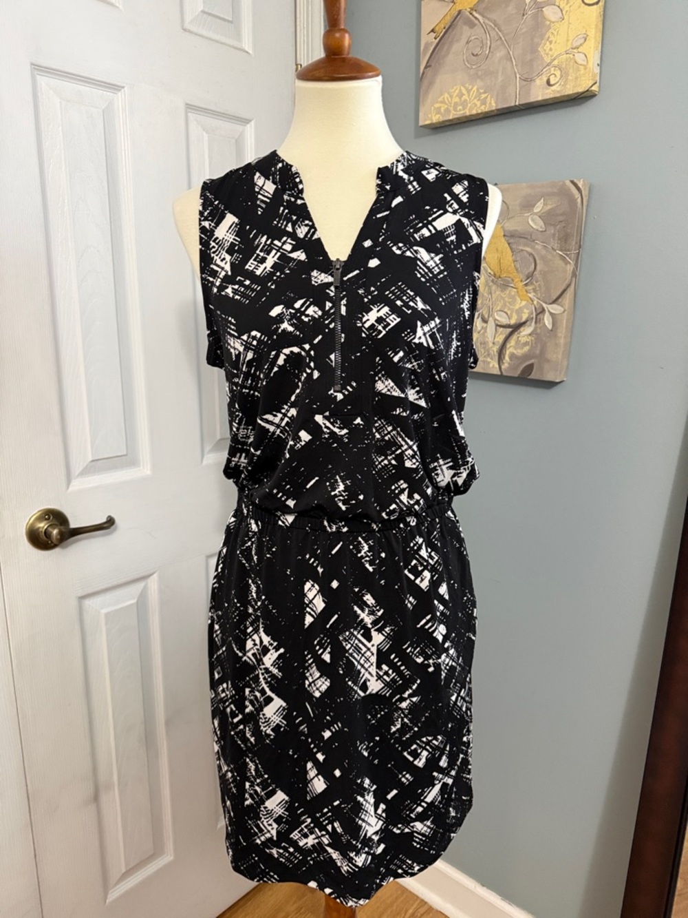 Banana Republic Size Medium Black & White Abstract Sleeveless Dress
